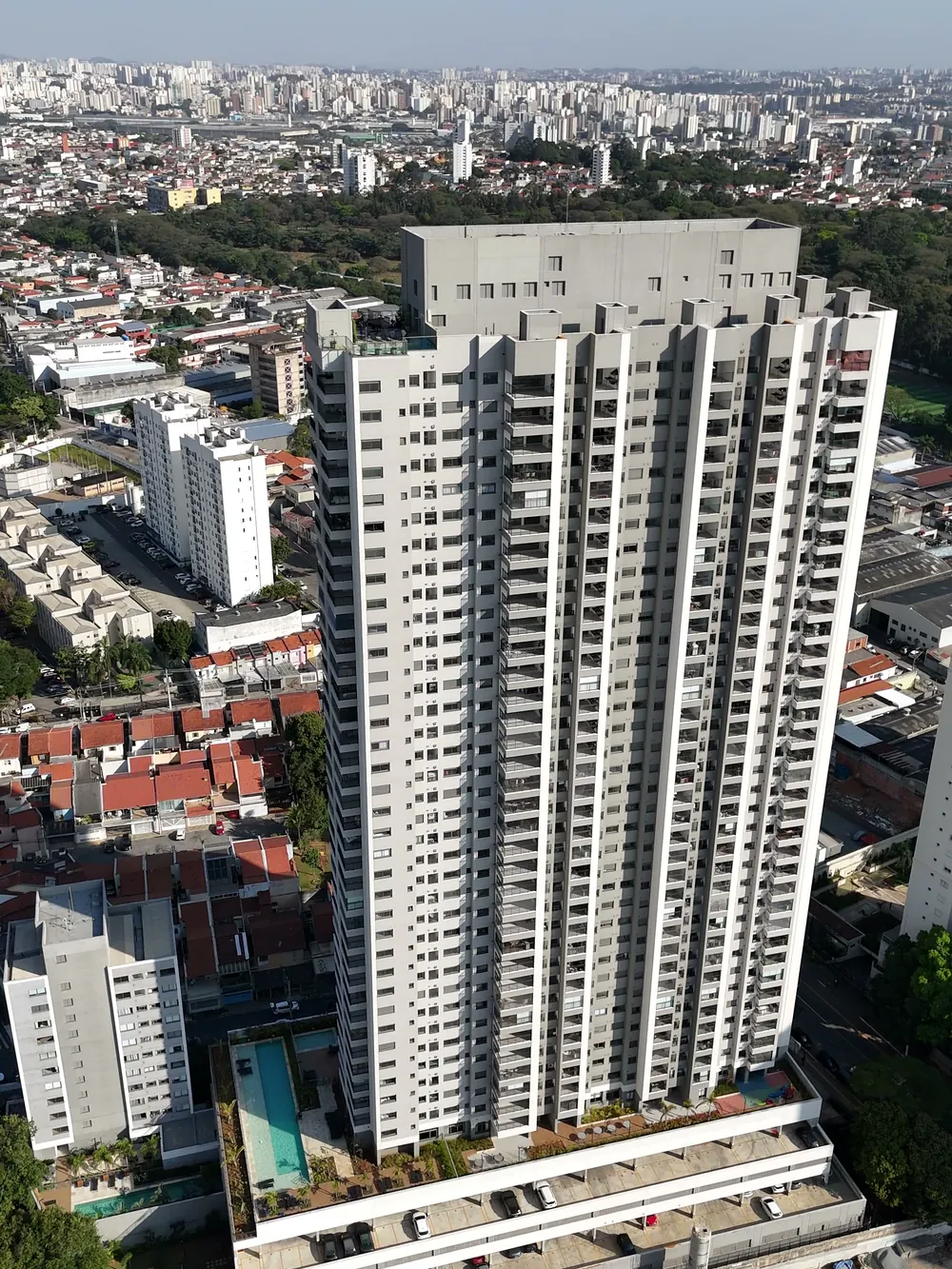 O Dream View Sky Resort visto do alto, com o Parque Ecológico da Vila Prudente ao fundo