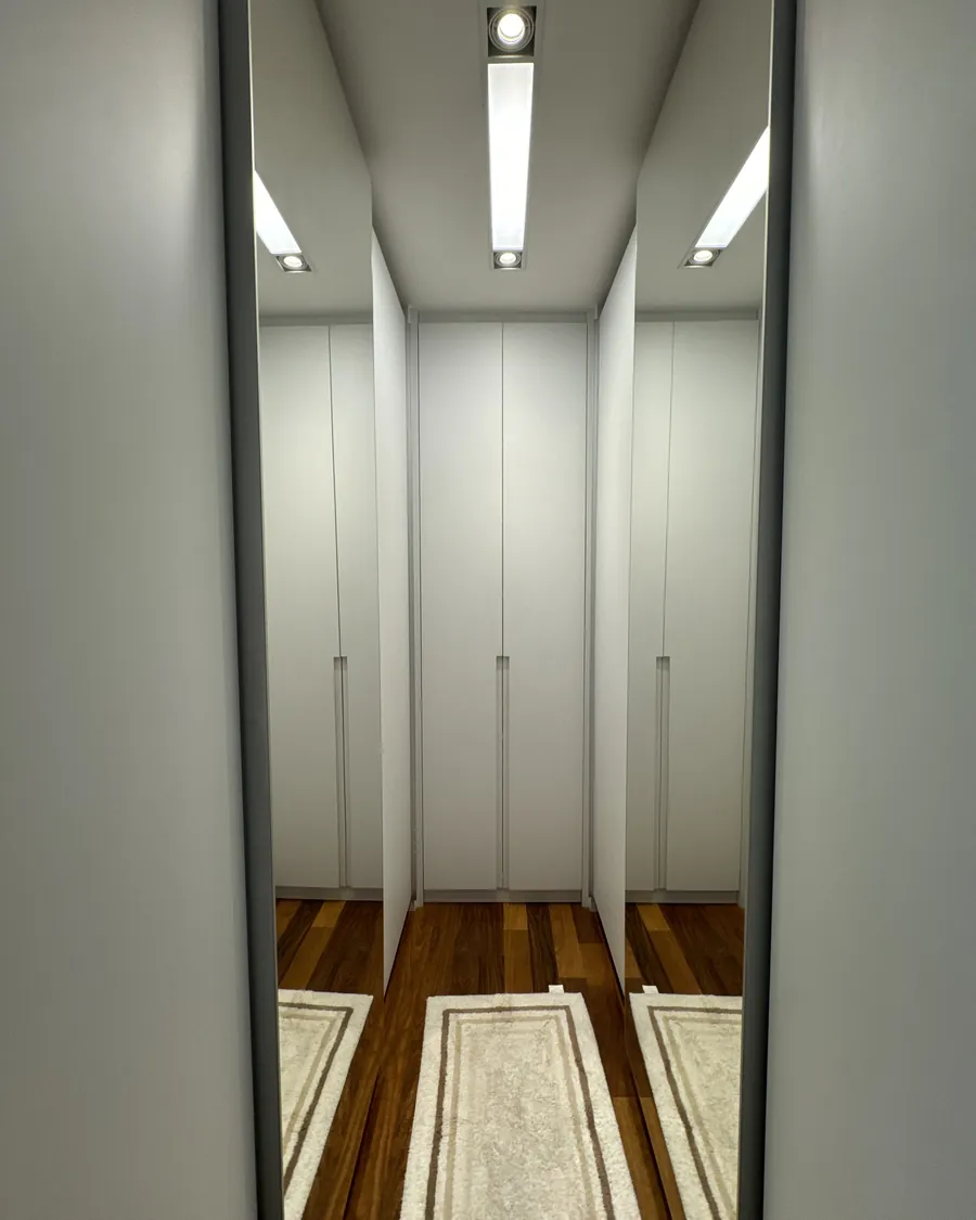 Closet da suíte master, com marcenaria espelhada