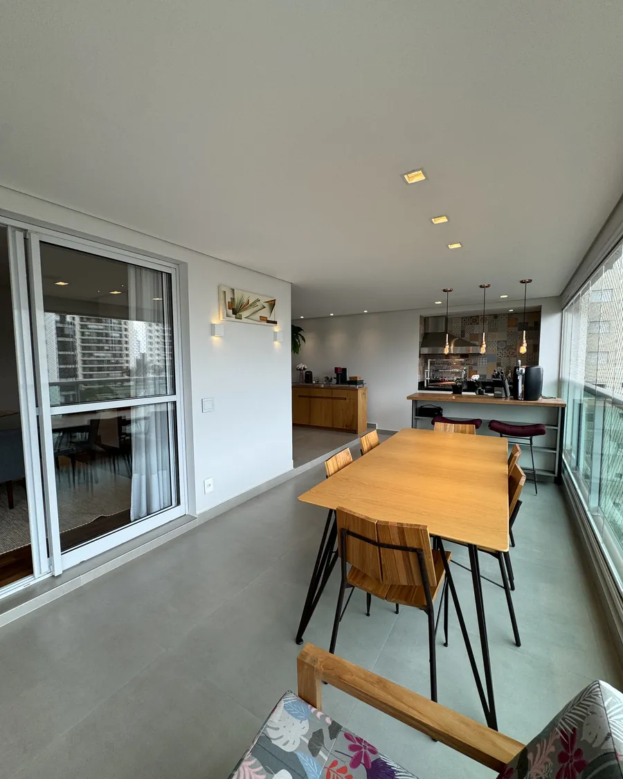 Varanda gourmet com mesa e vista aberta
