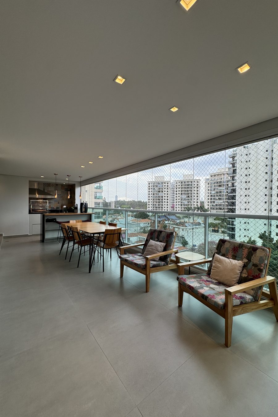 Varanda gourmet do apartamento de 192 m² no Reserva Jardim Tarumã, com mesa de jantar e vista aberta
